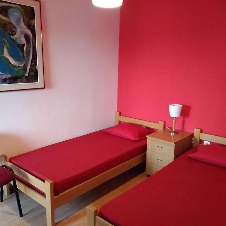 Skopje City Center Red Apartment מראה חיצוני תמונה