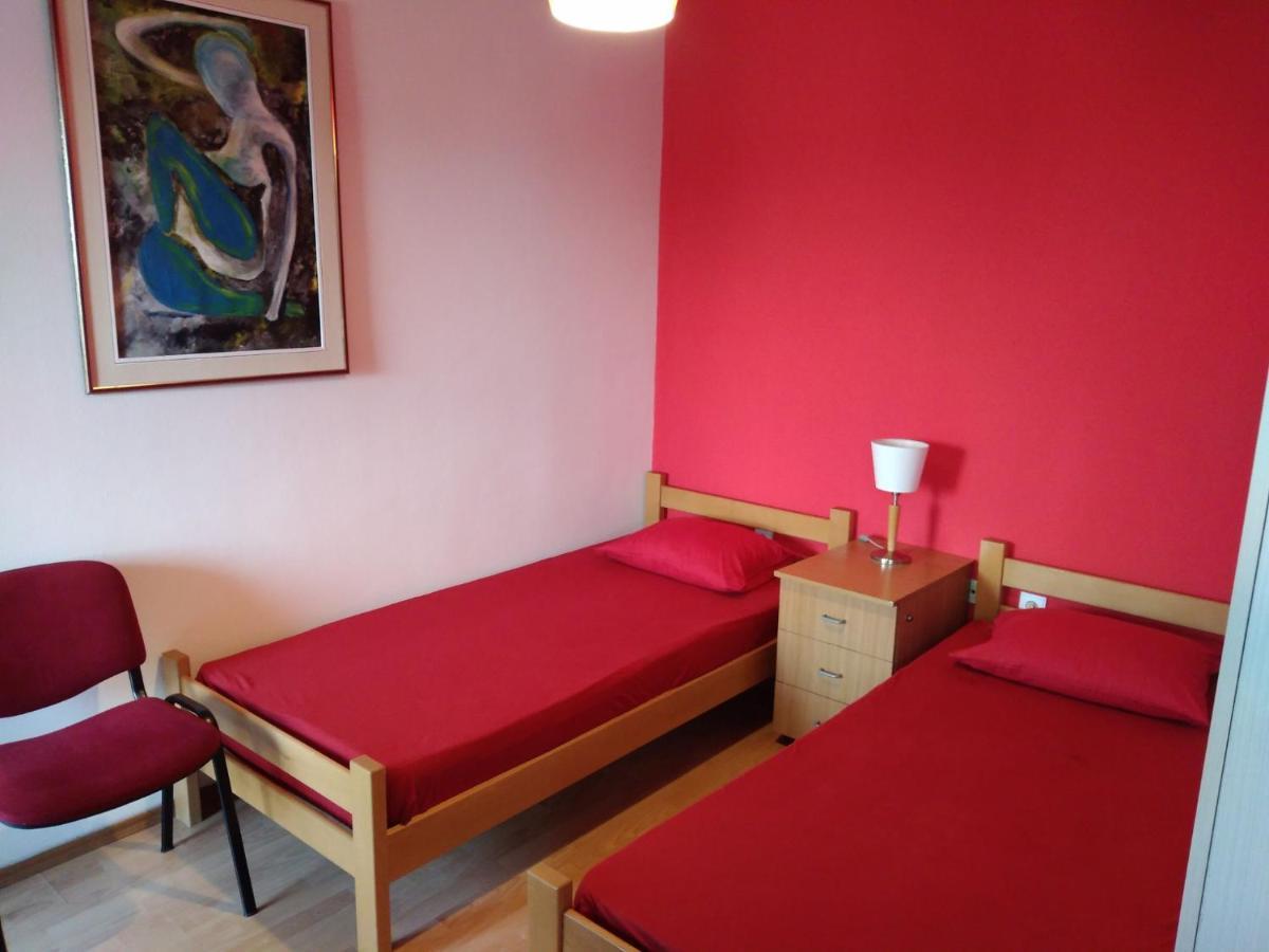 Skopje City Center Red Apartment מראה חיצוני תמונה
