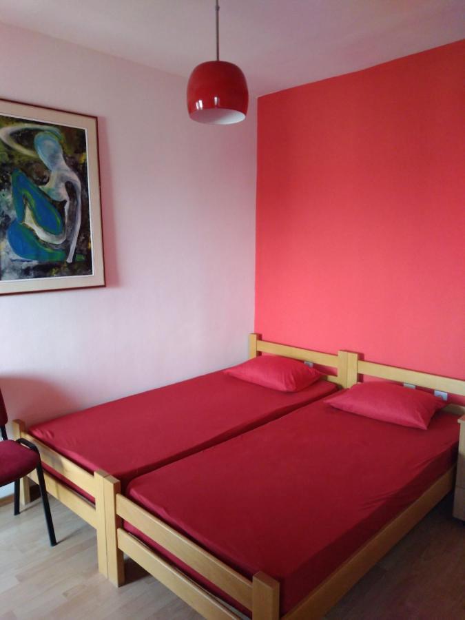 Skopje City Center Red Apartment מראה חיצוני תמונה