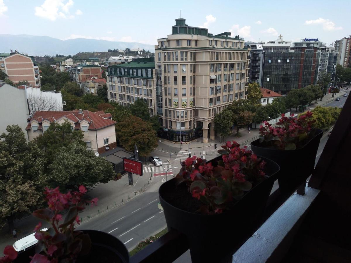 Skopje City Center Red Apartment מראה חיצוני תמונה