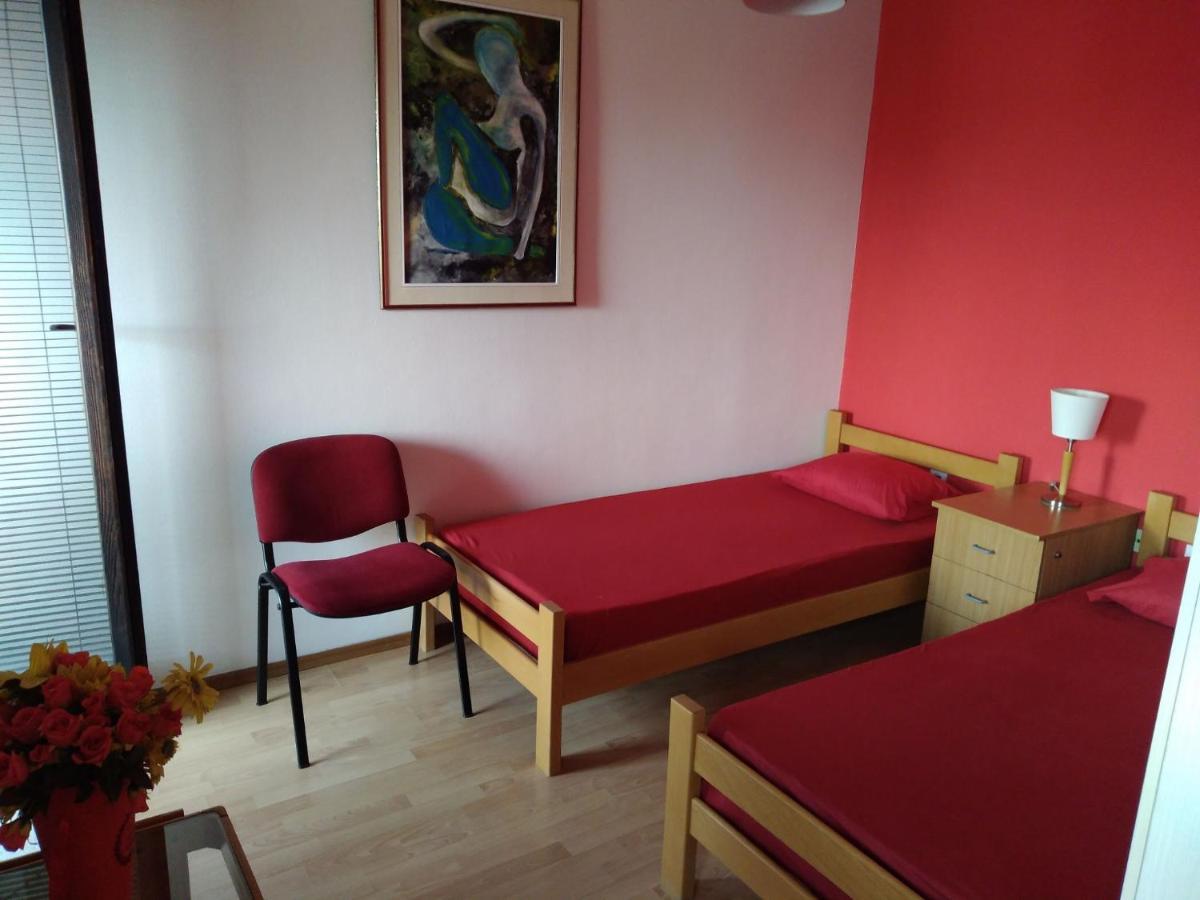 Skopje City Center Red Apartment מראה חיצוני תמונה