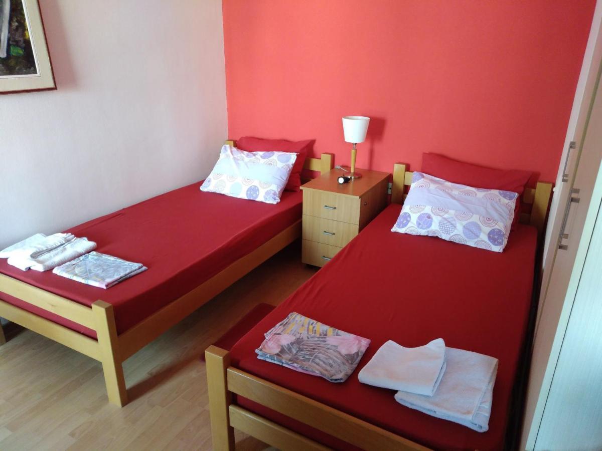 Skopje City Center Red Apartment מראה חיצוני תמונה
