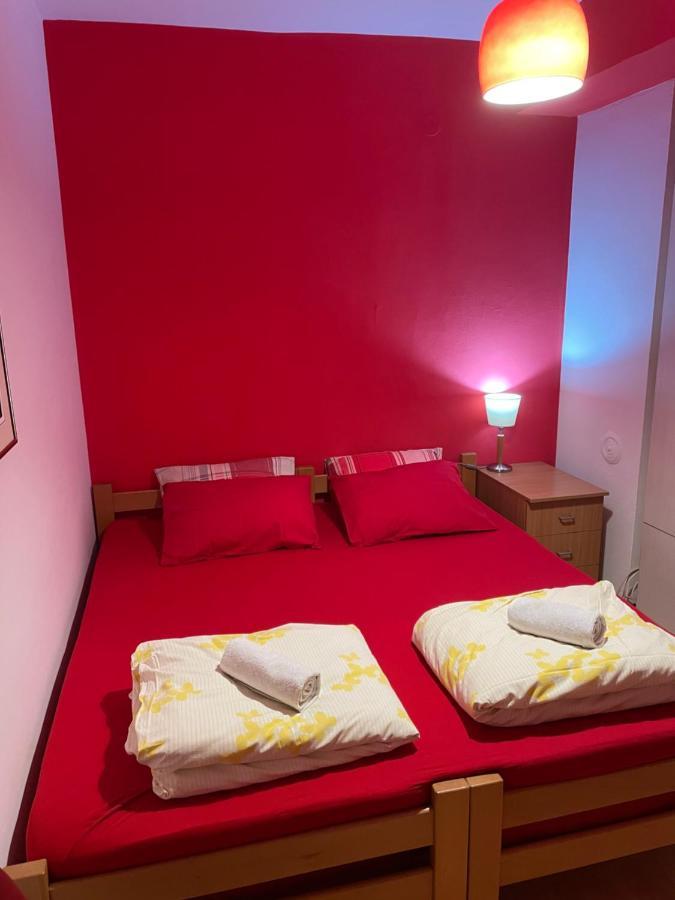 Skopje City Center Red Apartment מראה חיצוני תמונה