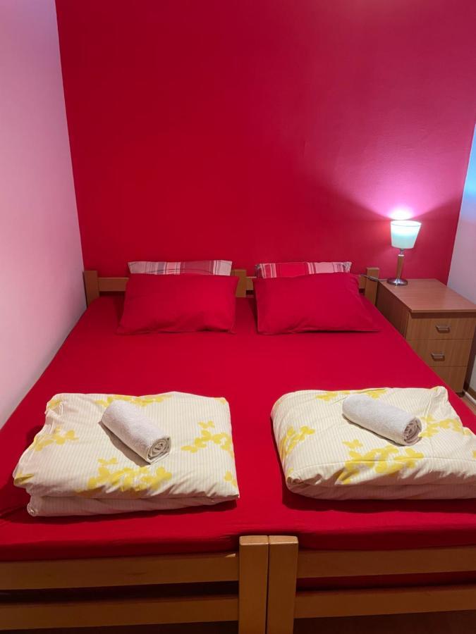 Skopje City Center Red Apartment מראה חיצוני תמונה